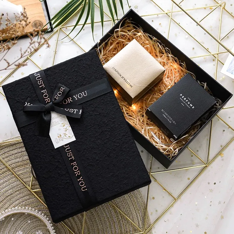 Viene lanciata la nuova serie di cofanetti regalo per profumi, che interpreta la perfetta fusione tra lusso e romanticismo