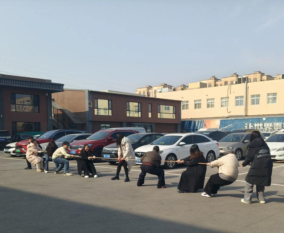 ​A mezzogiorno tiro alla fune e salto della corda a Zemeijia